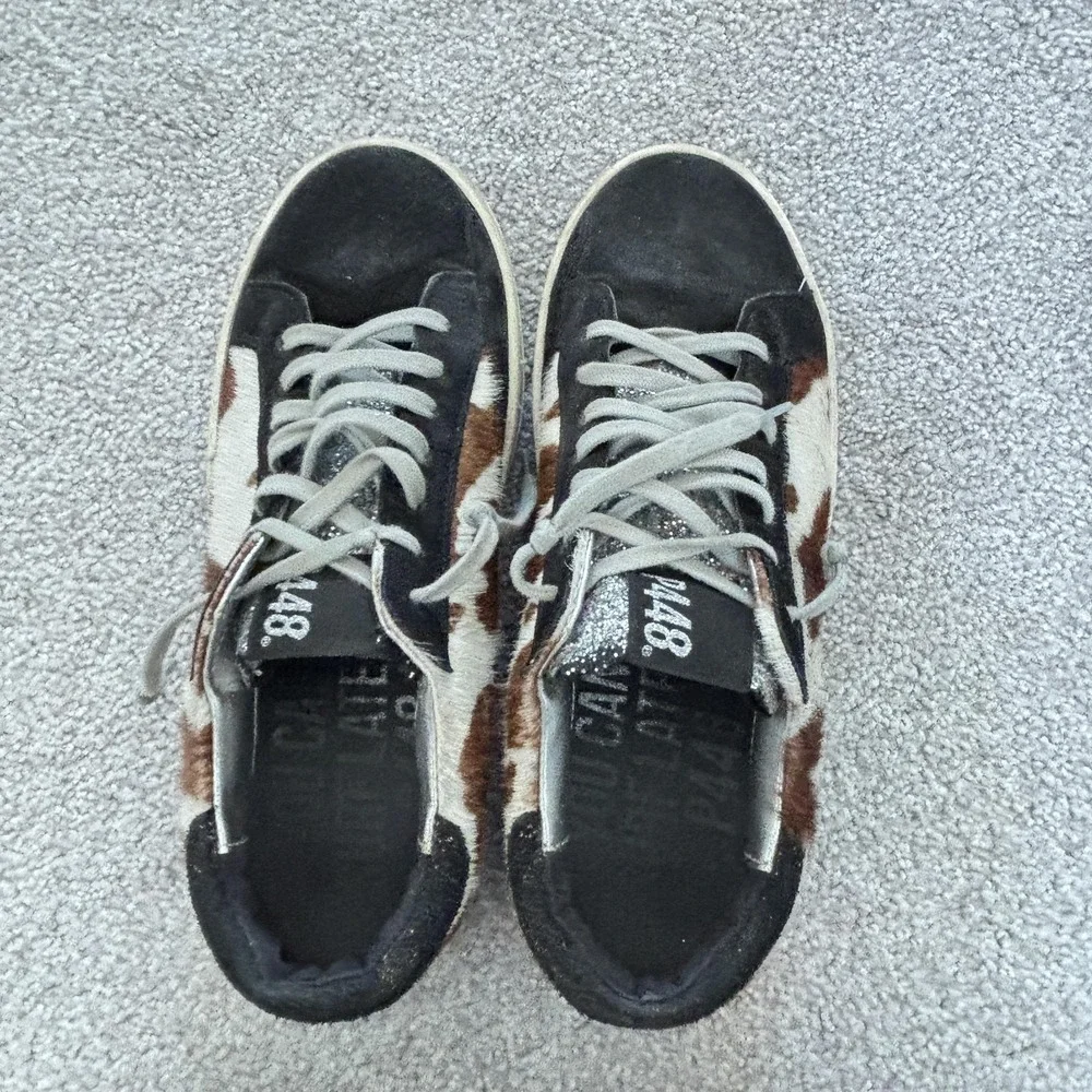 P448 Cow Print Pony Hair Tennis Shoes Womens 7 EU 37 Glitter Sneakers Surf Later